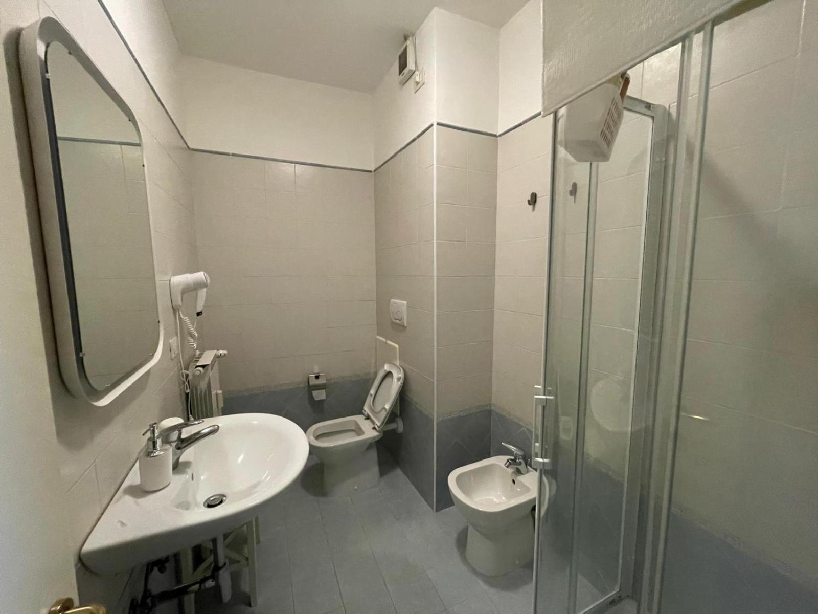 Queen Train Station Noemi & Angel Apartment